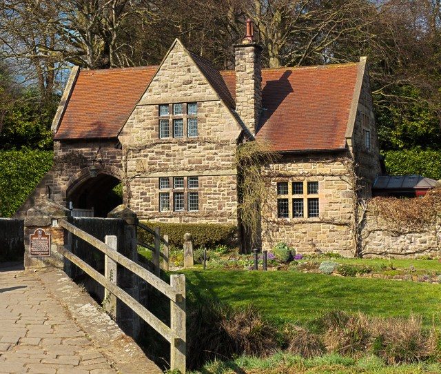 old-english-house-3387056